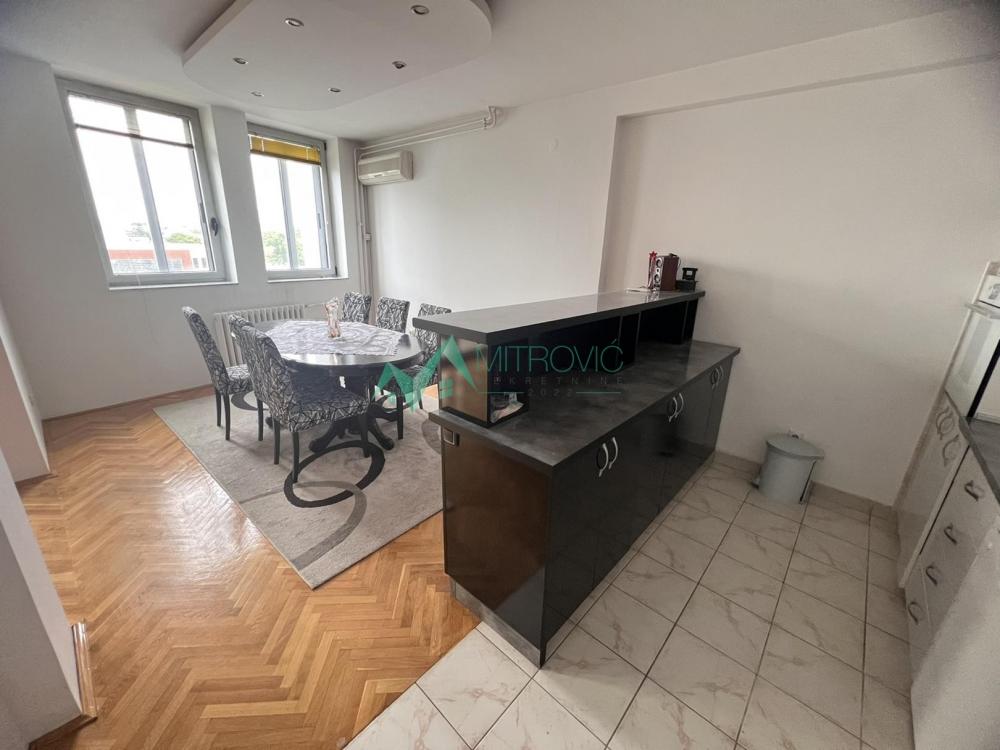 Slika 10 - NOVI SAD, BULEVAR OSLOBOĐENJA, TROSOBAN 101M2 sa nameštajem 