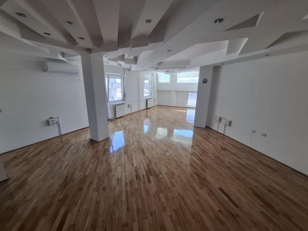 Glavna slika -Stan u strogom Centru grada Zmaj Jovina