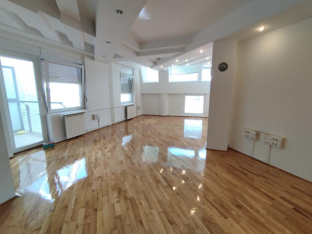 Slika 3 - Jedinstvena nekretnina - šestosoban stan, CENTAR