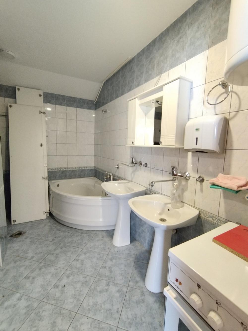 Slika 9 - Jedinstvena nekretnina - šestosoban stan, CENTAR