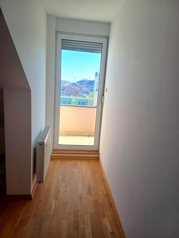 Slika 6 - Trosoban, 74m2, Podbara Novi Sad, sa terasom, ima lift