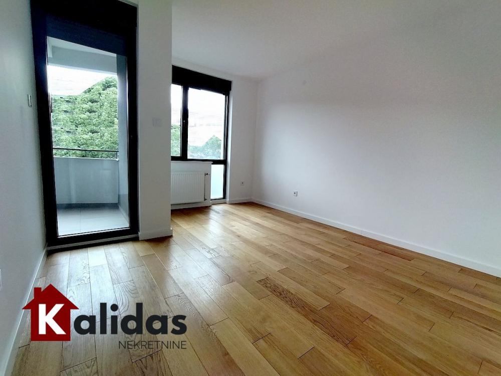 Slika 6 - Stan,NOVI SAD,CENTAR,kv: 123, € 456000, ID: 1006533
