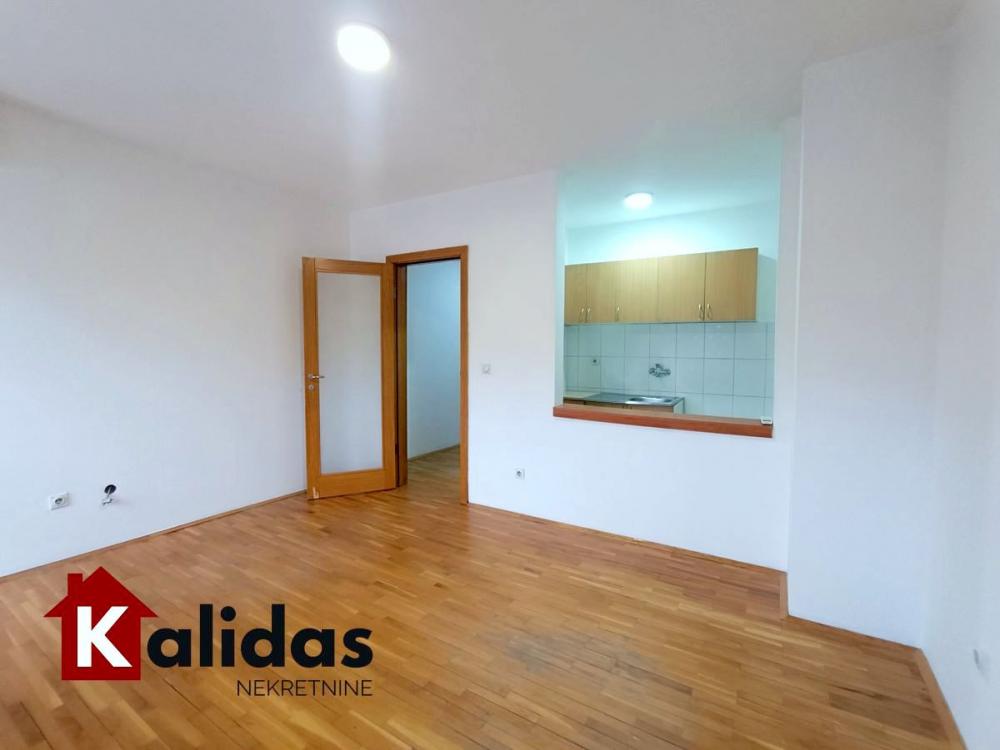 Slika 2 - Stan,NOVI SAD,CENTAR,kv: 32, € 103000, ID: 1007395