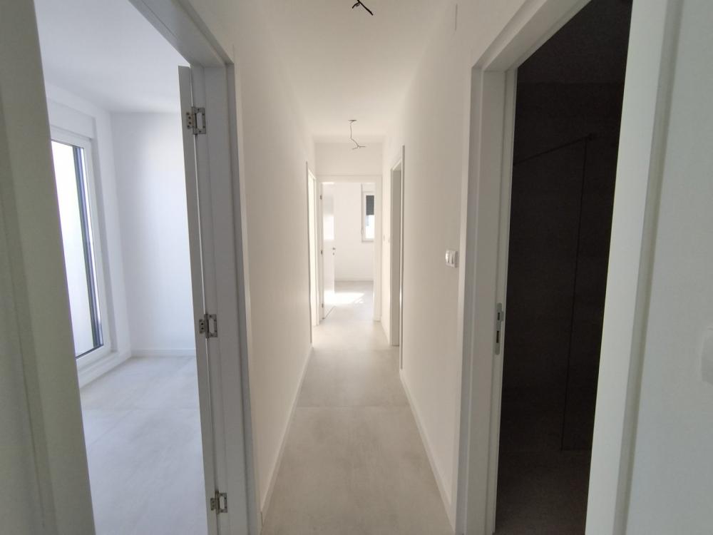 Slika 7 - Četvorosoban, useljiv, odličan, dva mokra čvora, tri terase, PDV, Bulevar patrijarha Pavla!  š. 522956