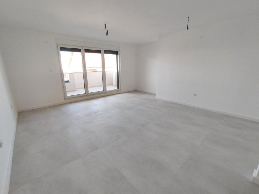 Glavna slika -Četvorosoban, useljiv, odličan, dva mokra čvora, tri terase, PDV, Bulevar patrijarha Pavla!  š. 522956