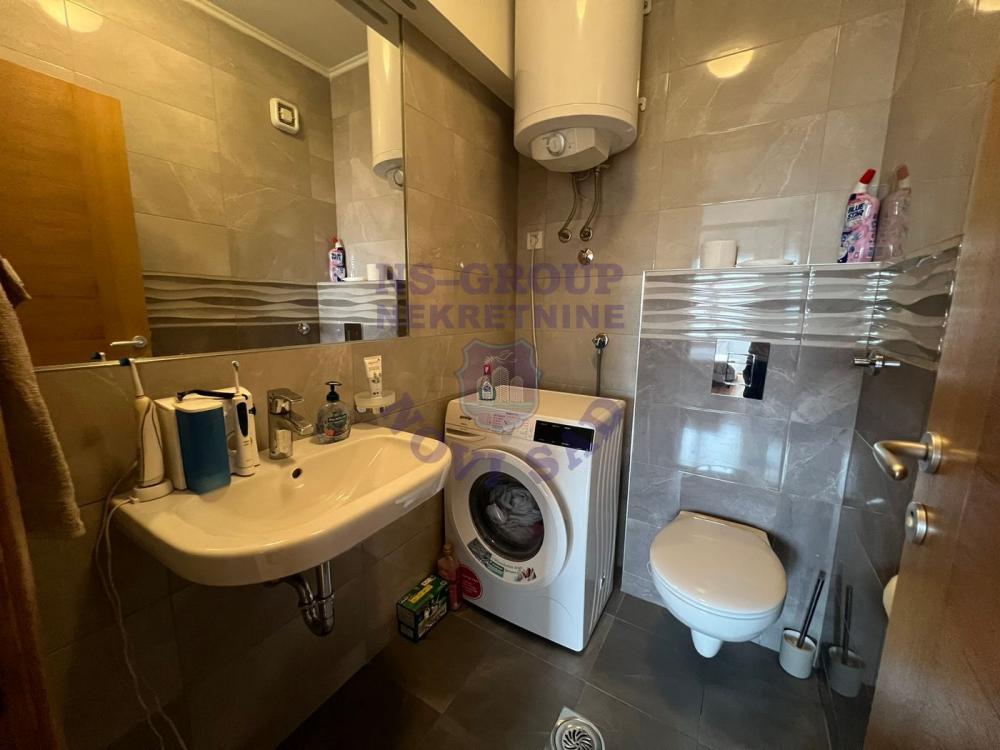 Slika 9 - Trosoban, 65m2, Novi Sad centar Novi Sad, sa terasom, ima lift