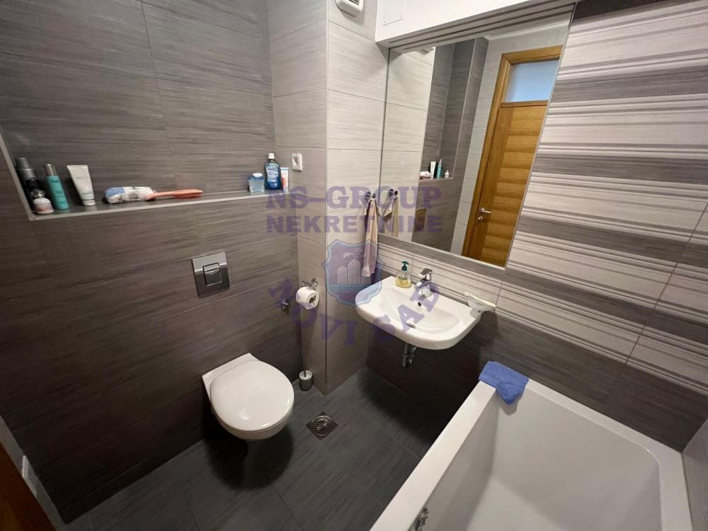 Slika 10 - Trosoban, 65m2, Novi Sad centar Novi Sad, sa terasom, ima lift