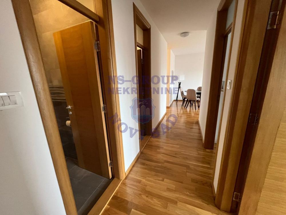 Slika 1 - Trosoban, 65m2, Novi Sad centar Novi Sad, sa terasom, ima lift