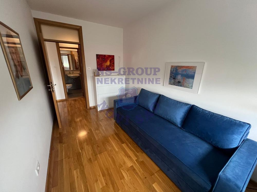 Slika 2 - Trosoban, 65m2, Novi Sad centar Novi Sad, sa terasom, ima lift