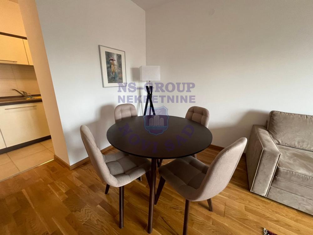 Slika 8 - Trosoban, 65m2, Novi Sad centar Novi Sad, sa terasom, ima lift