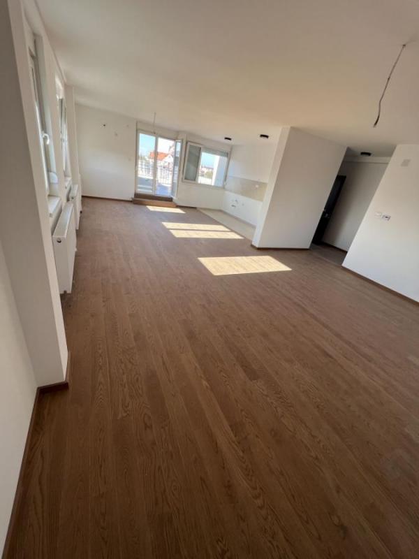 Slika 2 - Nov šestosoban Penthouse na Telepu