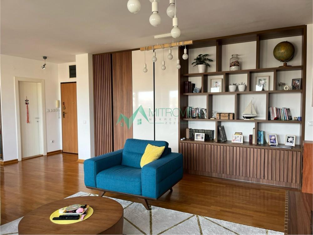 Glavna slika -Spens, 112m2. Odličan troiposoban stan sa parking mestom. 