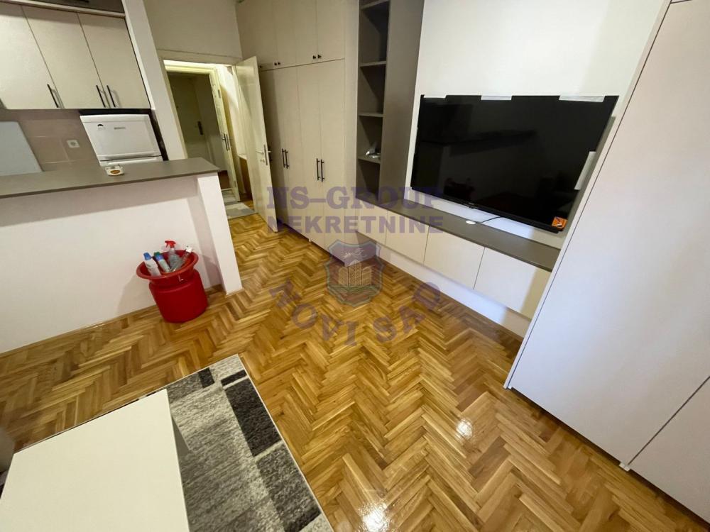 Slika 2 - Kompletno nameštena garsonjera kod detelinarske pijace-odličan stan-EXTRA-