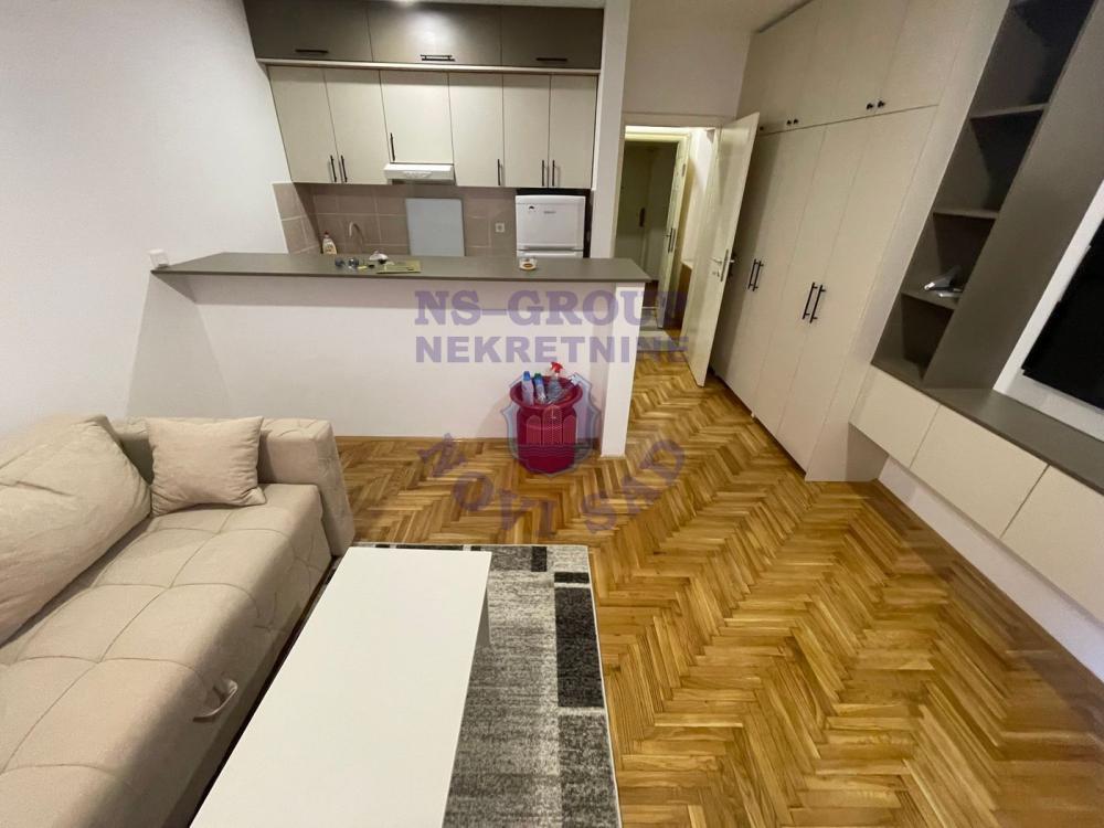 Slika 3 - Kompletno nameštena garsonjera kod detelinarske pijace-odličan stan-EXTRA-