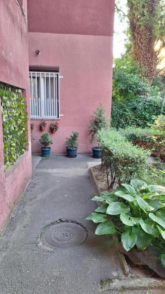 Slika 0 - Ne propusti ! Stan blizu centra , nadomak parka , sa terasom i predivnom zajedničkom baštomarka , 