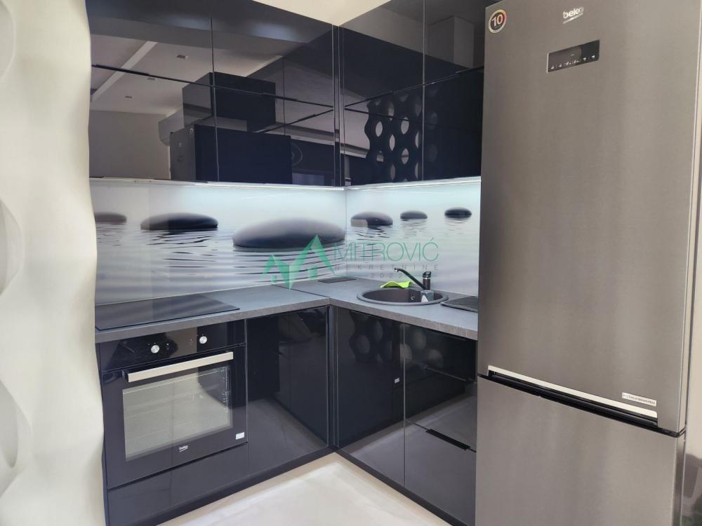 Slika 3 - Prodaje se luksuzan četvorosoban stan sa četiri parking mesta 