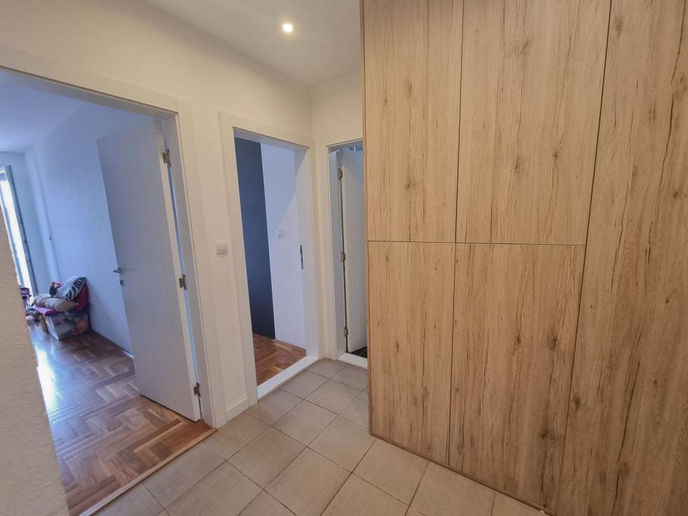 Slika 6 - Nov, sa nameštajem i parkingom