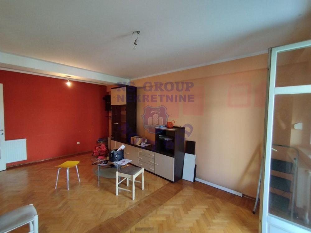 Slika 2 - Trosoban, 71m2, Bulevar oslobođenja Novi Sad, sa terasom, ima lift