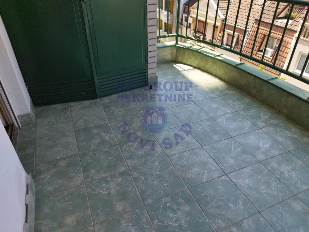 Slika 4 - Trosoban, 71m2, Bulevar oslobođenja Novi Sad, sa terasom, ima lift