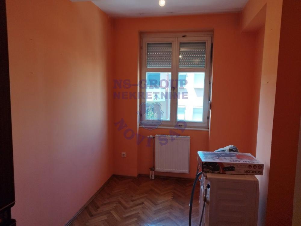 Slika 7 - Trosoban, 71m2, Bulevar oslobođenja Novi Sad, sa terasom, ima lift