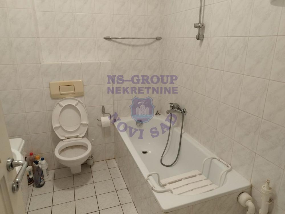 Slika 8 - Trosoban, 71m2, Bulevar oslobođenja Novi Sad, sa terasom, ima lift