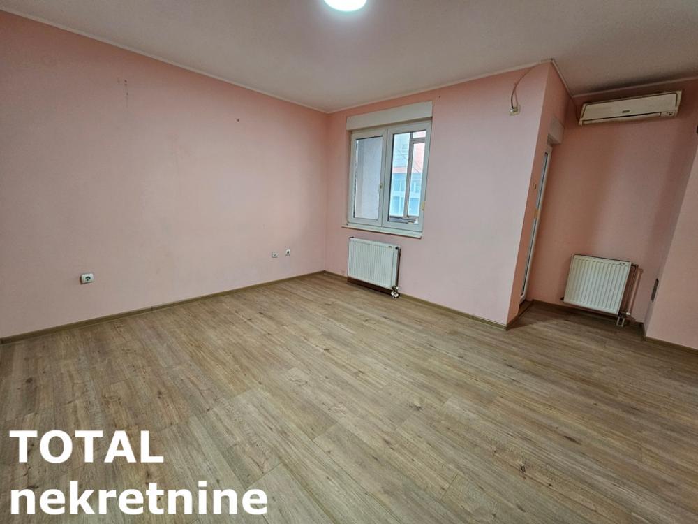 Slika 2 - Stan,NOVI SAD,BULEVAR,kv: 46.00, € 133900, ID: 1099847