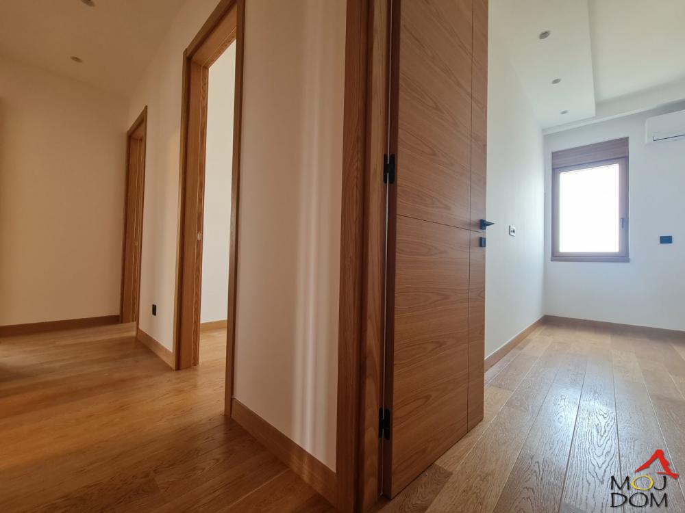 Slika 10 - Stan,NOVI SAD,CARA DUŠANA,kv: 123, € 418900, ID: 1027479