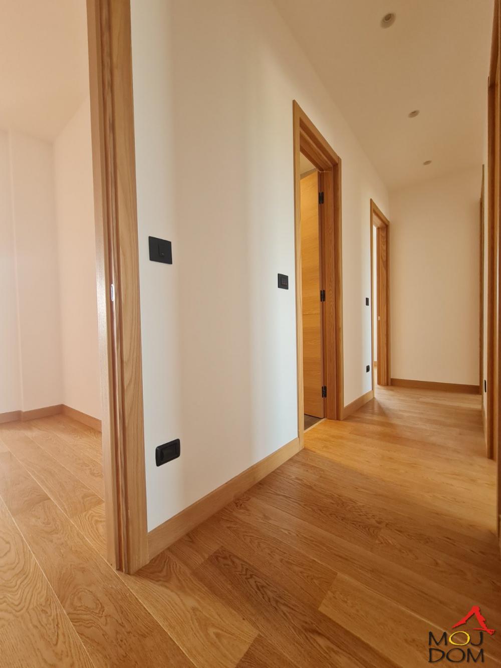 Slika 9 - Stan,NOVI SAD,CARA DUŠANA,kv: 123, € 418900, ID: 1027479