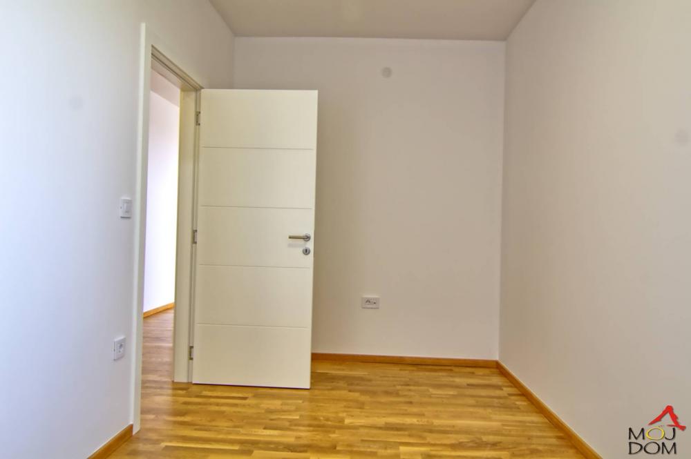 Slika 5 - Stan,NOVI SAD,TELEP,kv: 132, € 243600, ID: 1030659