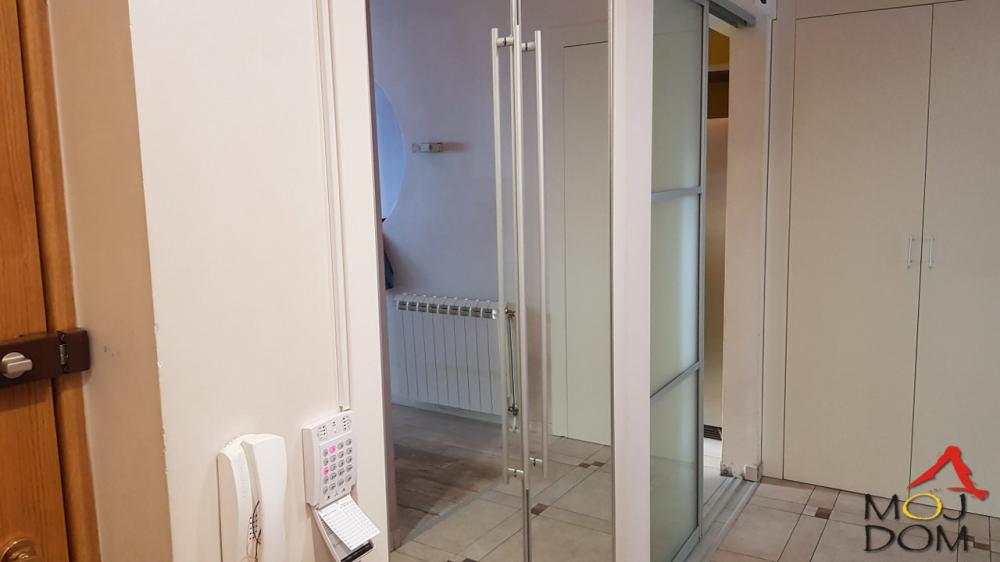 Slika 4 - Stan,NOVI SAD,BULEVAR,kv: 174, € 268500, ID: 1026599