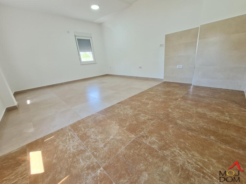 Slika 11 - Stan,NOVI SAD,CENTAR,kv: 114, € 241000, ID: 1028373