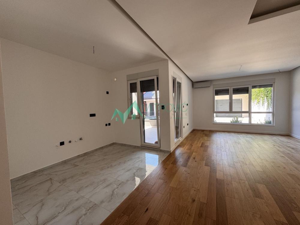 Glavna slika -Novi Sad, Telep - Luksuzan četvorosoban stan u Vili + garaža u ceni! 