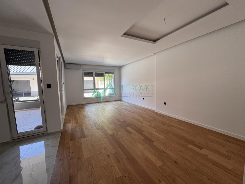 Slika 1 - Novi Sad, Telep - Luksuzan četvorosoban stan u Vili + garaža u ceni! 