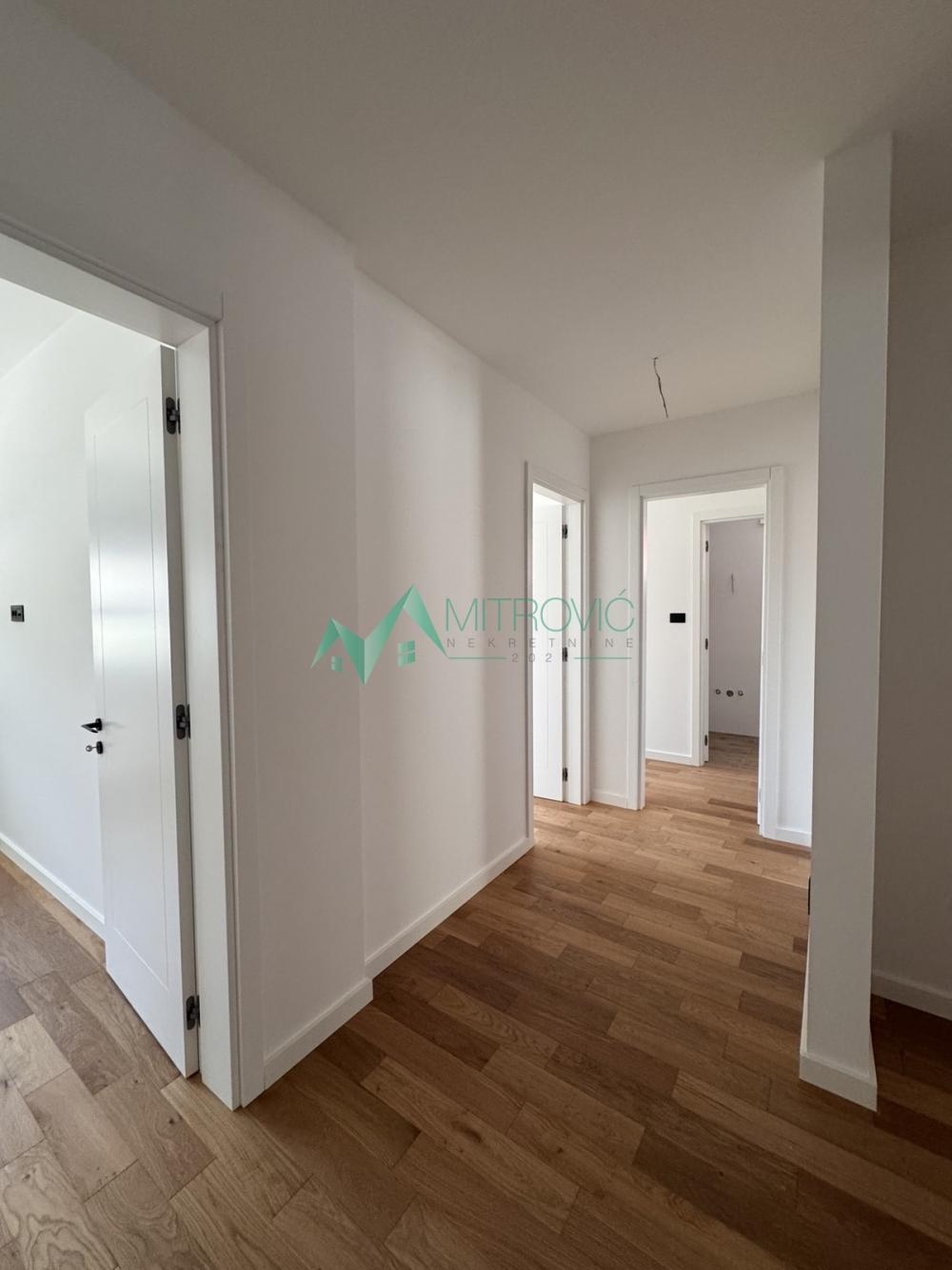 Slika 2 - Novi Sad, Telep - Luksuzan četvorosoban stan u Vili + garaža u ceni! 