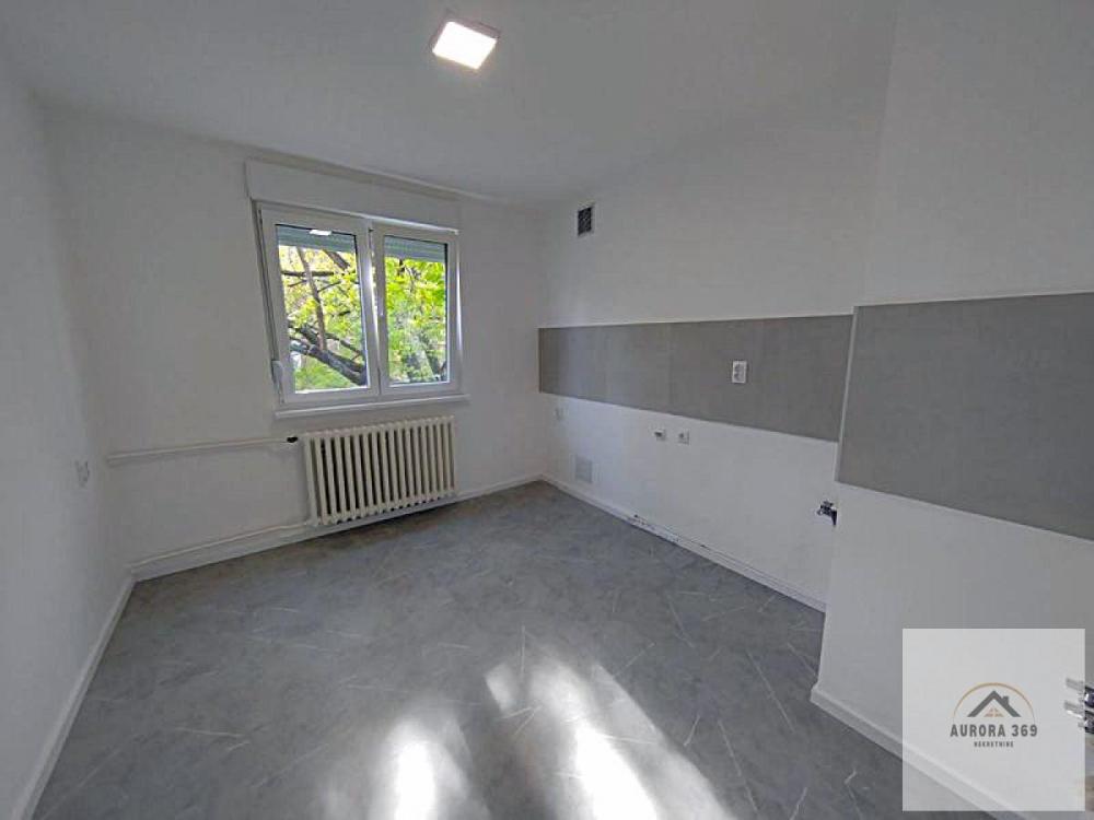 Slika 4 - PRODAJE SE KOMPLETNO RENOVIRAN KLASIČAN DVOSOBAN STAN U NOVOM SADU- DETELINARA