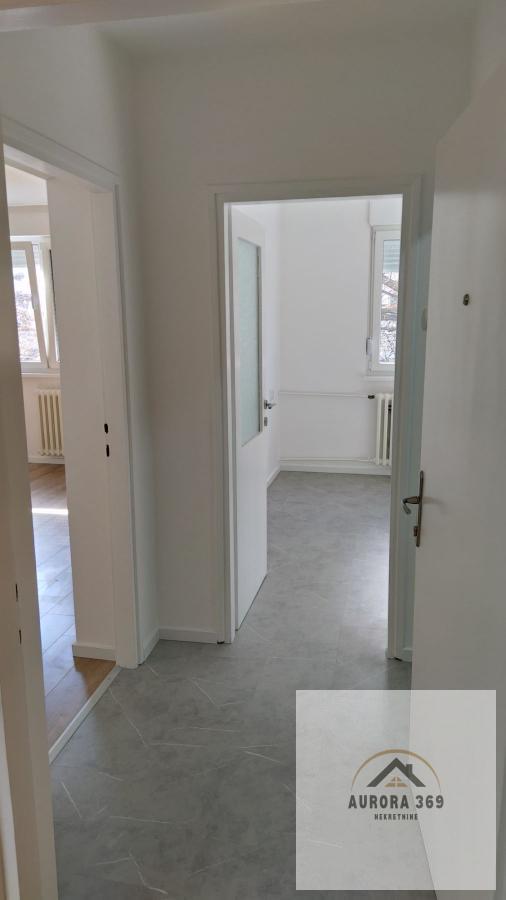 Slika 2 - PRODAJE SE KOMPLETNO RENOVIRAN KLASIČAN DVOSOBAN STAN U NOVOM SADU- DETELINARA