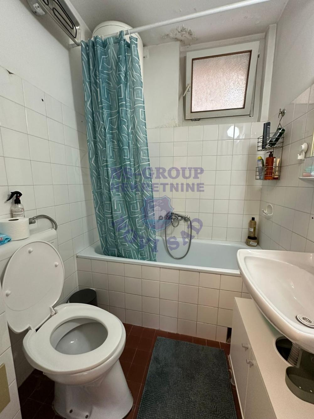 Slika 9 - Na prodaju prostran i svetao stan - Liman 2