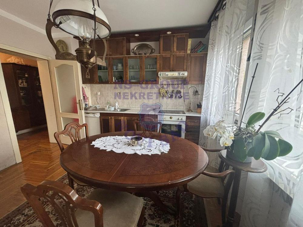 Slika 4 - VELIK I TROSOBAN PORODIČAN STAN NA GRBAVICI!