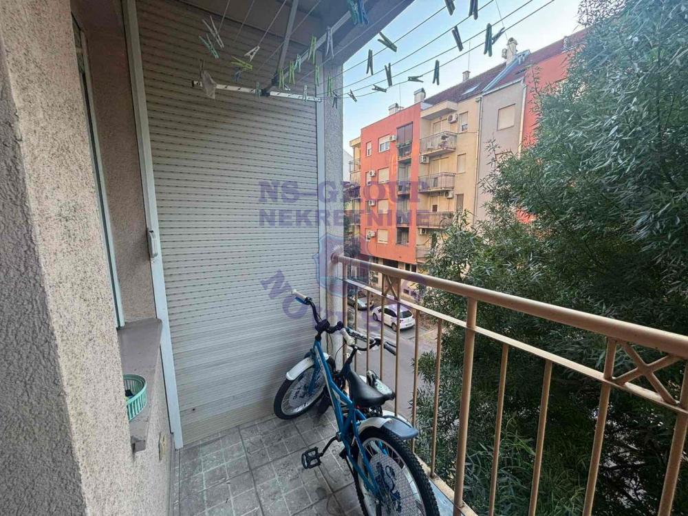 Slika 11 - VELIK I TROSOBAN PORODIČAN STAN NA GRBAVICI!