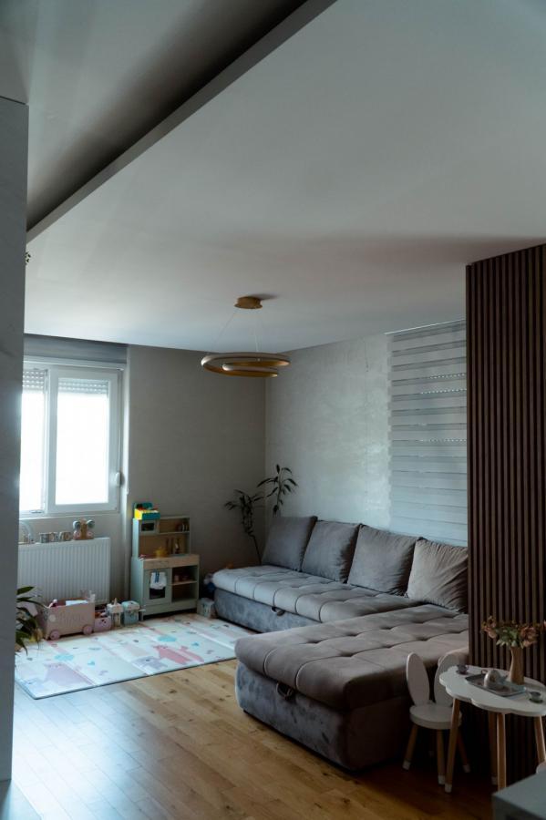 Glavna slika -Trosoban stan sa komplet nameštajem Janka Čmelika + parking