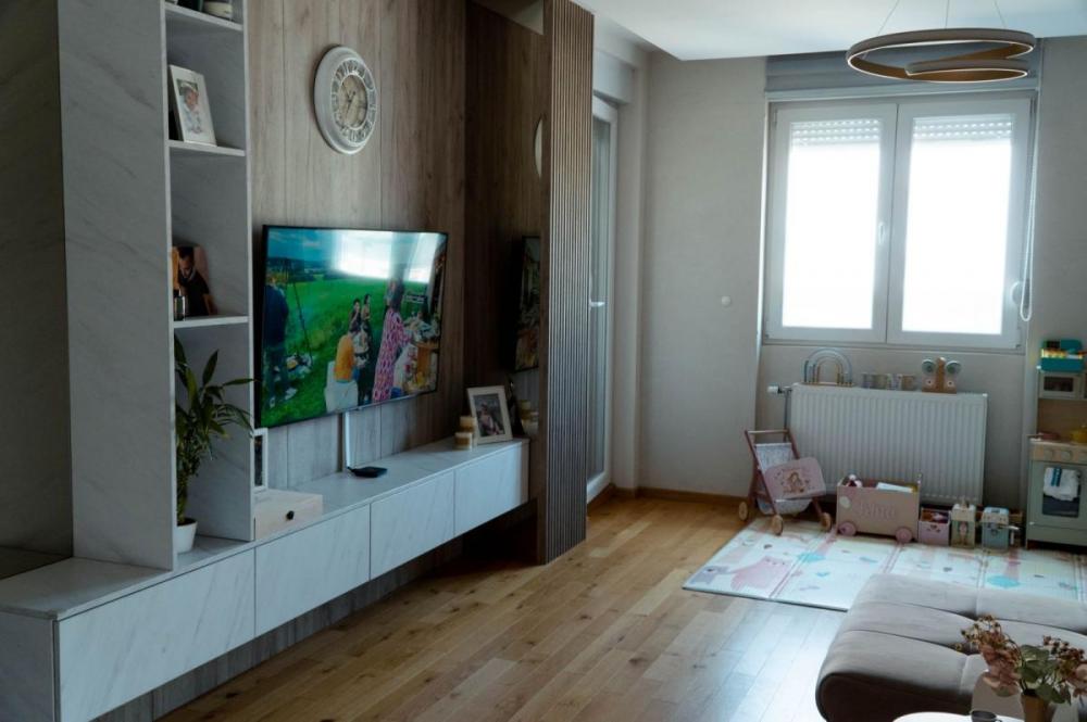 Slika 3 - Trosoban stan sa komplet nameštajem Janka Čmelika + parking