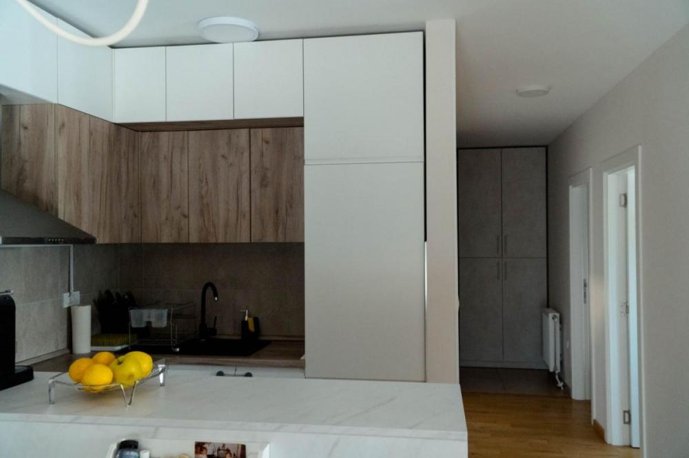 Slika 10 - Trosoban stan sa komplet nameštajem Janka Čmelika + parking