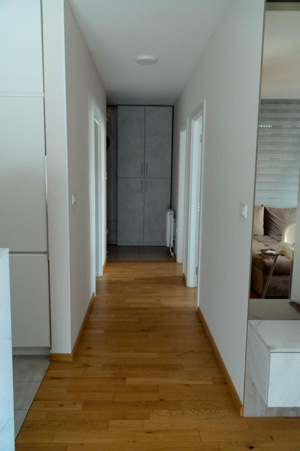 Slika 11 - Trosoban stan sa komplet nameštajem Janka Čmelika + parking