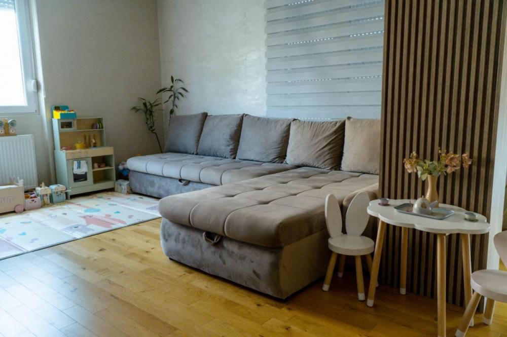 Slika 1 - Trosoban stan sa komplet nameštajem Janka Čmelika + parking