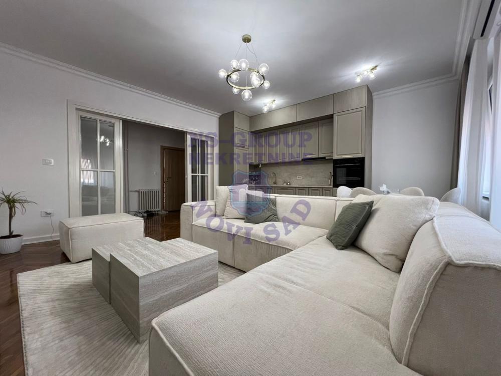 Glavna slika -Kompletno renoviran i namešten stan u centru Novog Sada