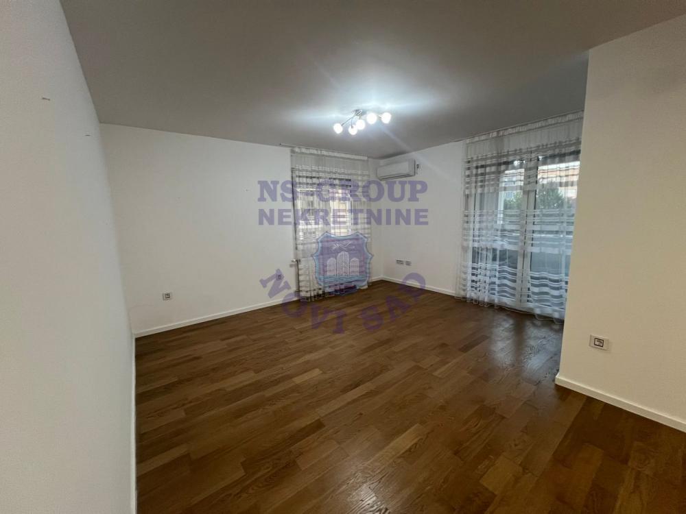 Slika 4 - SA GARAZOM TROSOBAN  GRBAVICA BLIZU SPENSA