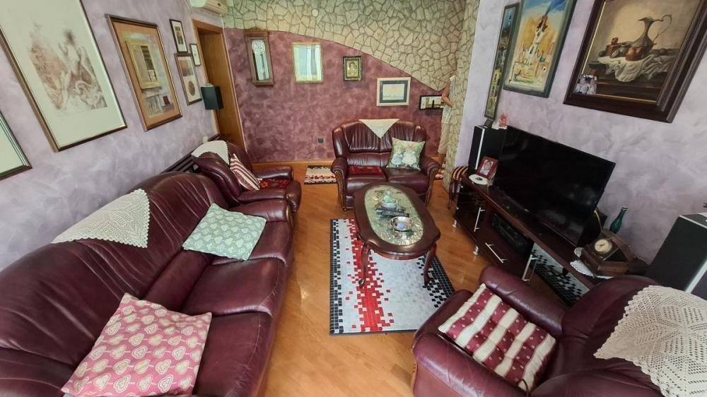 Glavna slika -Trosoban stan sa Garažom Grbavica