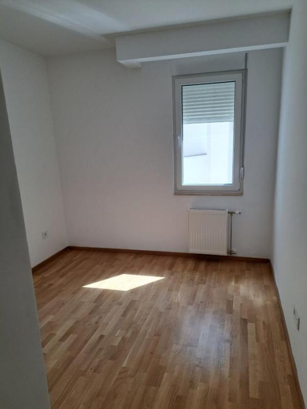 Slika 10 - Nov dvoiposoban stan Square Garden