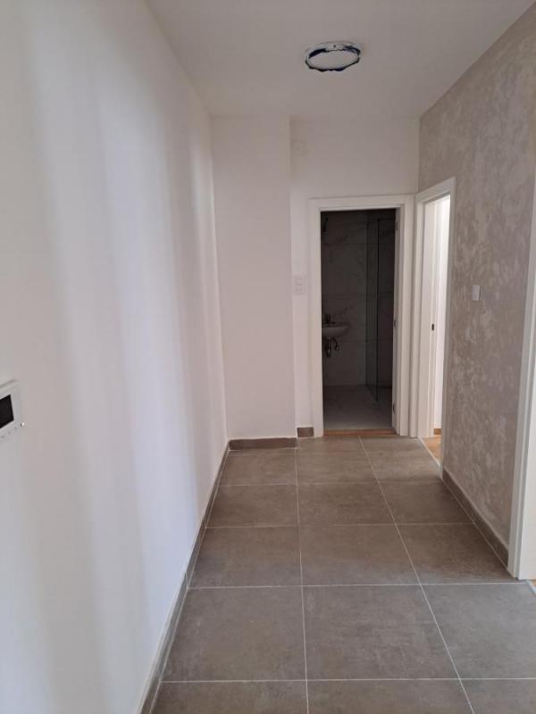 Slika 4 - Nov dvoiposoban stan Square Garden