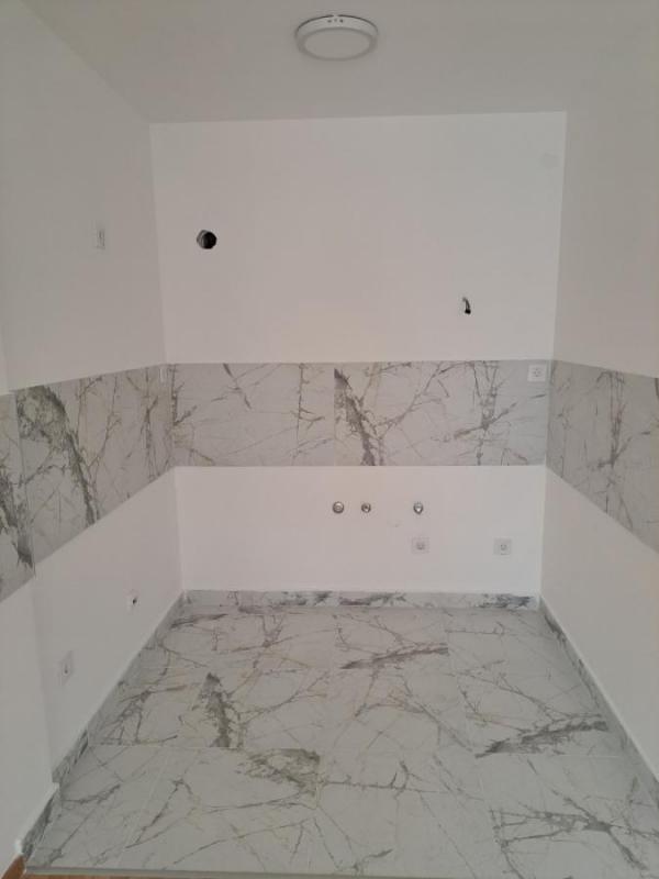 Slika 9 - Nov dvoiposoban stan Square Garden